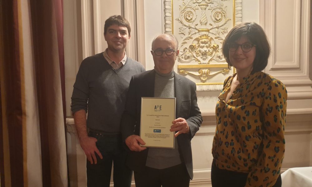 Jean-Pierre Pont, Mathieu Clément, responsable digitale de Français à l'étranger, et Penelope Bacle, journaliste de Français à l'étranger