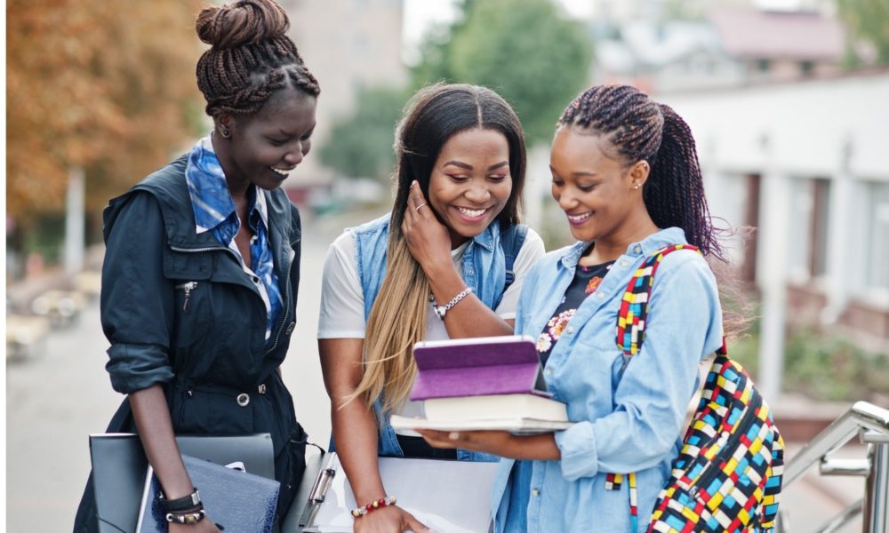 Vivre ailleurs, sur RFI : Studely et les premières bourses pour des étudiants africains