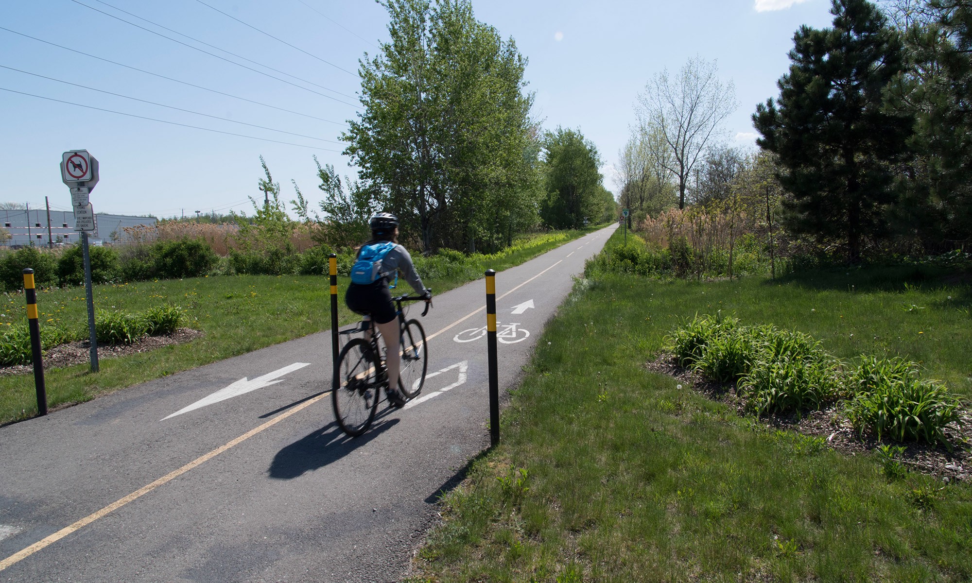 Une piste cyclable traverse le parc industriel. On peut venir y travailler à vélo! 