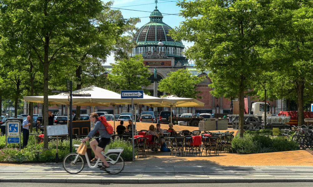 Un cycliste devant le ny carlsberg glyptotek, un des musées de Copenhague