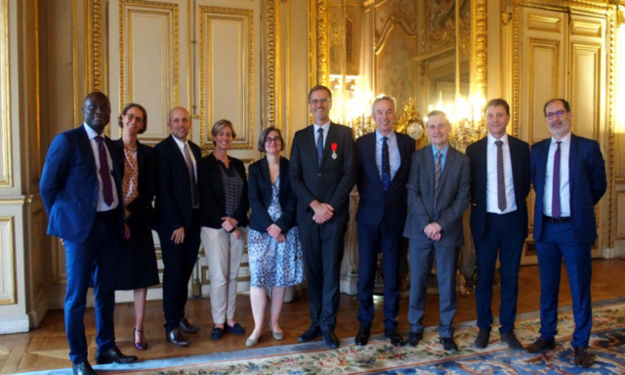 Le directeur de l'AEFE, Olivier Brochet, décoré de la Légion d'honneur