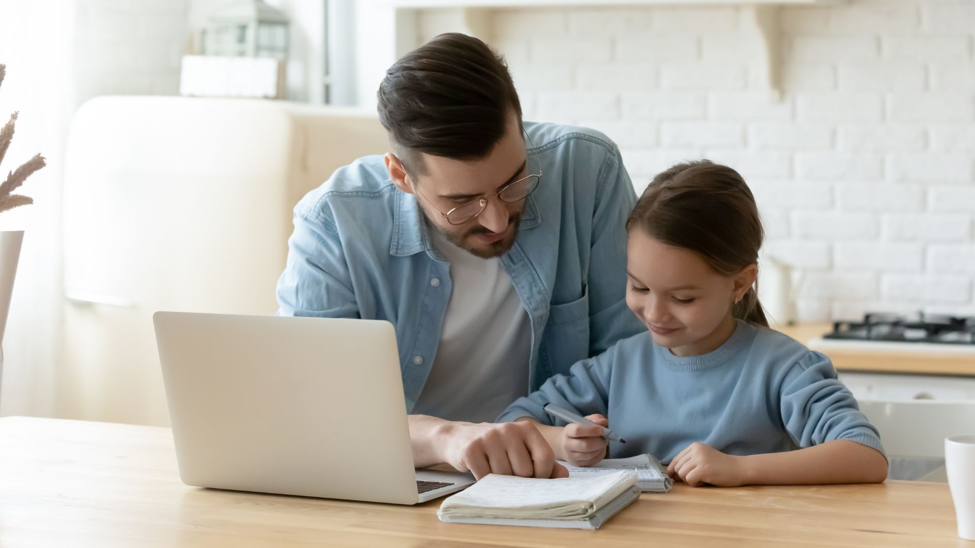 Vivre ailleurs, sur RFI : “La scolarisation des enfants dans les familles nomades numériques et expatriées“