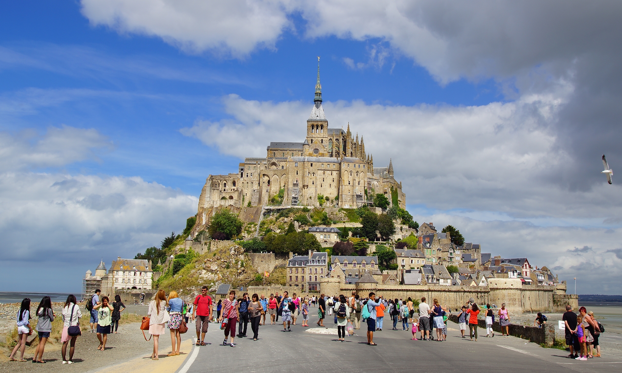 Nouvel observatoire, sensibilisation du public : le gouvernement s’attaque au surtourisme