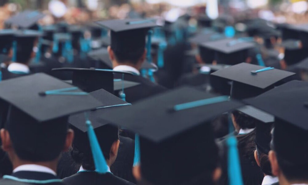 Visa, doctorat et toge … l’envers du décor universitaire aux États-Unis avec Olivier Leblond