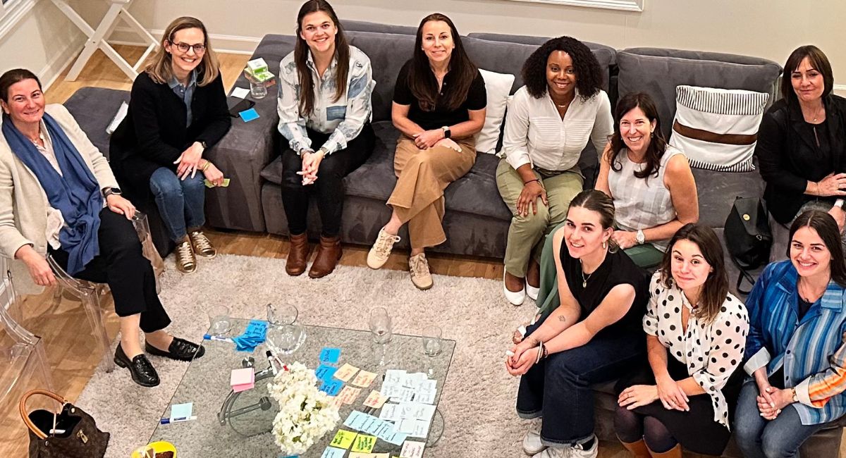 Aurélie Barrial s’épanouie au sein du groupe de femmes de la chambre de commerce franco-américaine d’Atlanta.