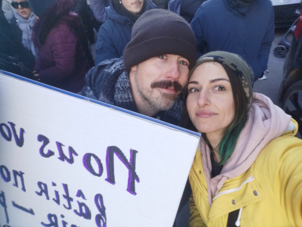 Mariia Kolosova et son conjoint québécois lors d’une manifestation contre l’abolition du PEQ en novembre 2025.