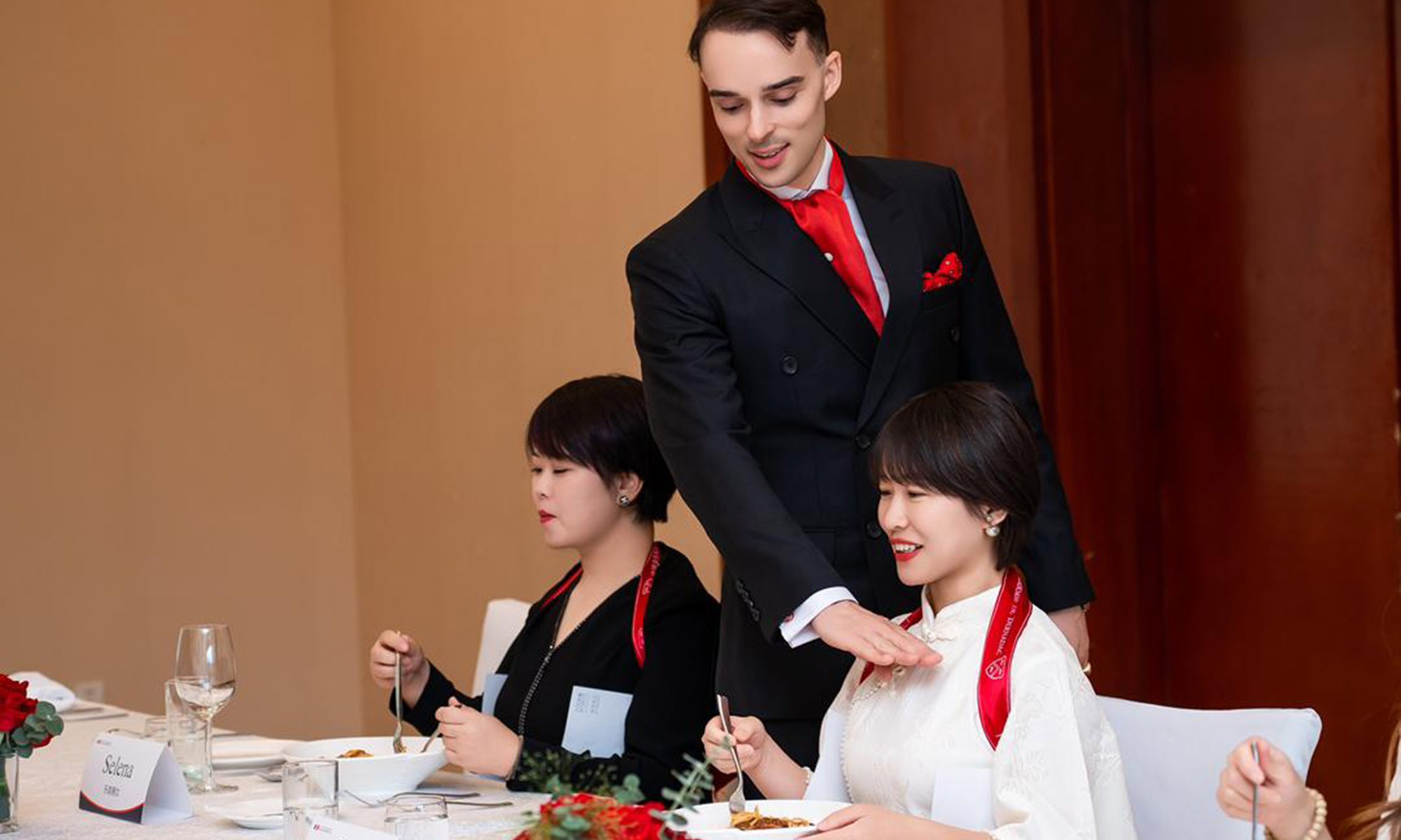 Les bonnes manières françaises font fureur en Chine, et ce Français en a fait son empire