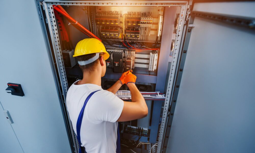 Transition énergétique : pourquoi le monde s'arrache les électriciens français