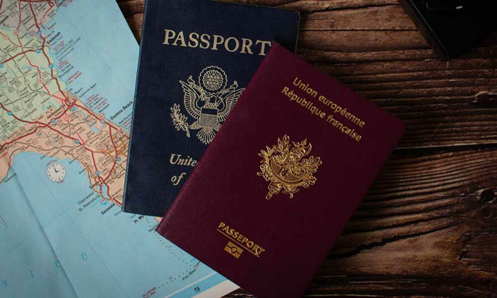 Voyager avec deux passeports : ce qu’il faut savoir avant d’embarquer