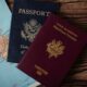 Voyager avec deux passeports : ce qu’il faut savoir avant d’embarquer