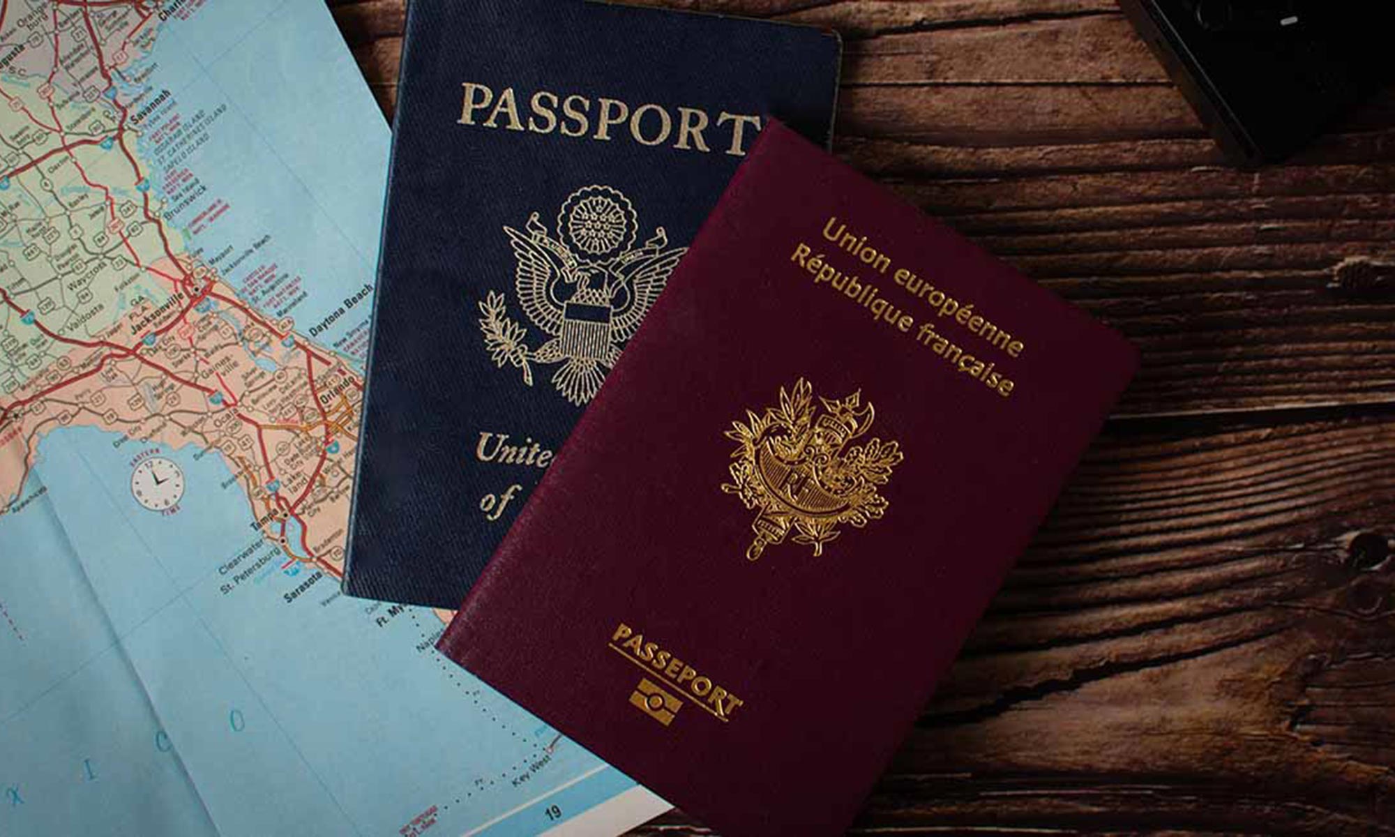 Voyager avec deux passeports : ce qu’il faut savoir avant d’embarquer