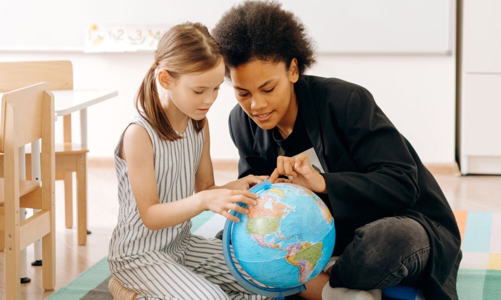 Scolarité des enfants expatriés : maintenir le niveau en français à distance