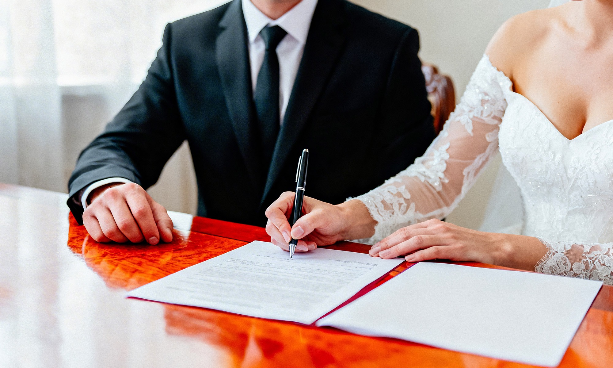 Contrat de mariage : pourquoi le départ à l’étranger est le bon moment pour y penser