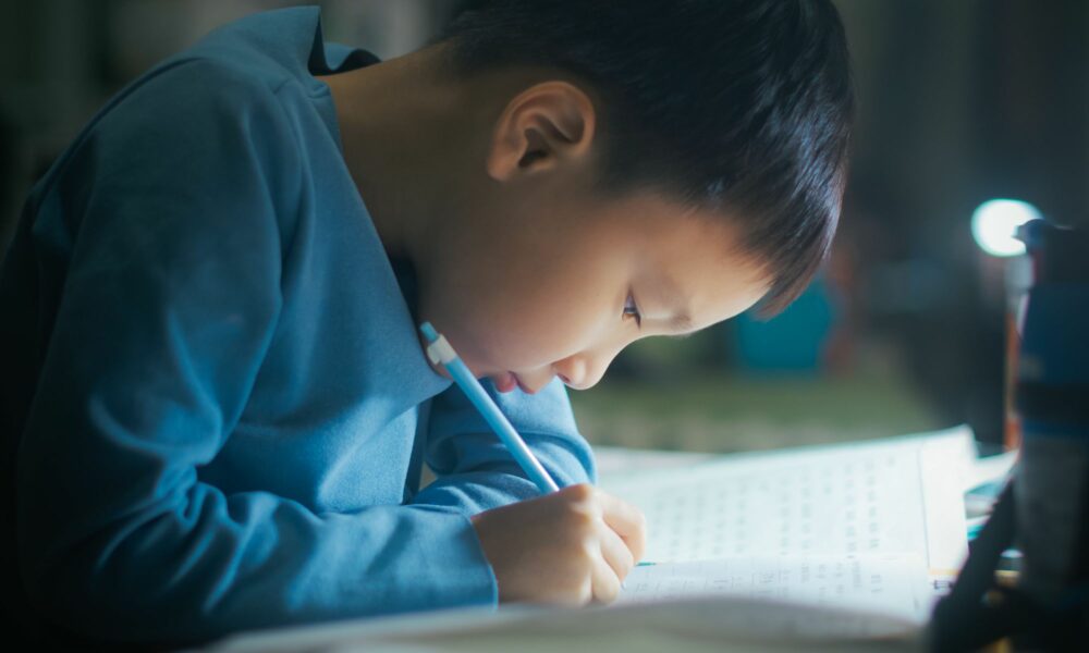 Enfant apprenant à écrire.