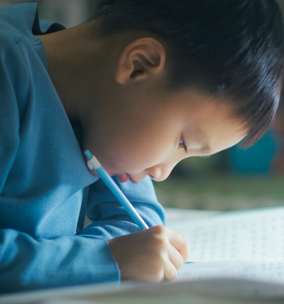 Enfant apprenant à écrire.