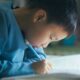 Enfant apprenant à écrire.